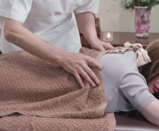 Dụ dỗ khách nữ đã có chồng cùng làm tình