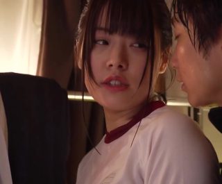 XXX cùng nhỏ em họ tới bến