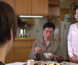 Cưỡng dâm con dâu quyến rũ